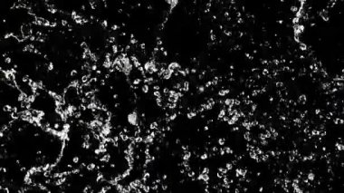 Uçan suyun hareketi. Üst Manzara. Siyah bir arka planda. Film yavaş çekimde 1000 fp..