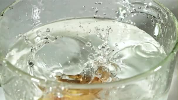 ジャガイモは水のスプラッシュで明確な鍋に落ちる マクロな背景 1000 Fpsで高速カメラで撮影 — ストック動画