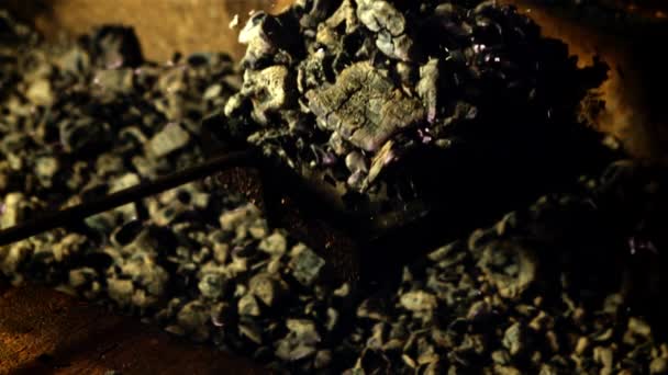 Μια Σέσουλα Από Καμένα Κάρβουνα Πέφτει Ένα Φούρνο Από Σκόνη — Αρχείο Βίντεο