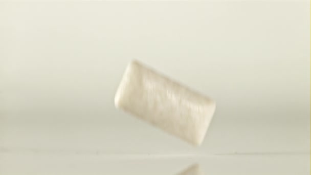 Gomme Masticare Cadono Sul Tavolo Uno Sfondo Bianco Girato Rallentatore — Video Stock