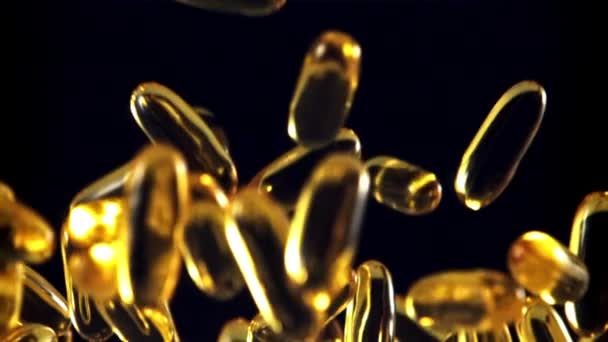Vitamina Omega Sube Baja Sobre Fondo Negro Filmado Cámara Lenta — Vídeos de Stock