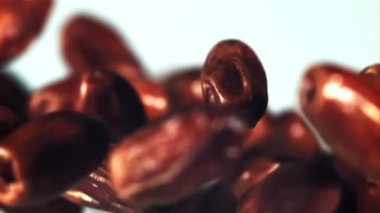 Tarihler havada uçar ve döner. Beyaz bir arka planda. Film yavaş çekimde 1000 fp..