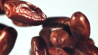 Tarihler havada uçar ve döner. Beyaz bir arka planda. Film yavaş çekimde 1000 fp..