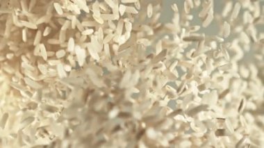 Pirinç yükselir ve uçuşta döner. Üst Manzara. Film yavaş çekimde 1000 fp..