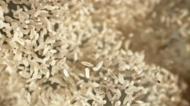 Pirinç yükselir ve düşer. Makro arka plan. Üst Manzara. Pirinç sosu. Film yavaş çekimde 1000 fp..