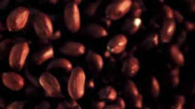 Yer fıstıkları havada uçar ve döner. Üst Manzara. Macro 'nun arka planı. 1000 fps' lik yüksek hızlı bir kamerayla çekildi..