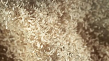 Pirinç yükselir ve düşer. Üst Manzara. Makro arka plan. 1000 fps hızla yüksek hızlı bir kamerayla çekildi..