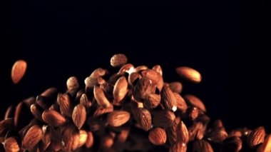 Badem yükselir ve düşer. Siyah bir arka planda. Film yavaş çekimde 1000 fp..