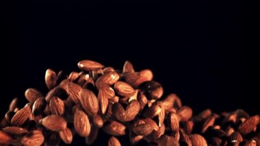 Badem yükselir ve düşer. Siyah bir arka planda. Film yavaş çekimde 1000 fp..