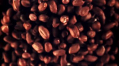 Yer fıstıkları havada uçar ve döner. Üst Manzara. Macro 'nun arka planı. 1000 fps' lik yüksek hızlı bir kamerayla çekildi..