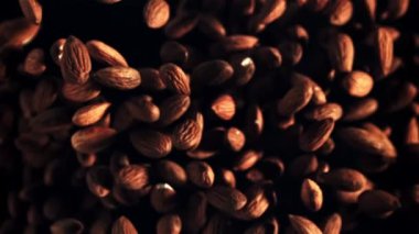 Badem yükselir ve düşer. Üst Manzara. Siyah bir arka planda. 1000 fps hızla yüksek hızlı bir kamerayla çekildi..