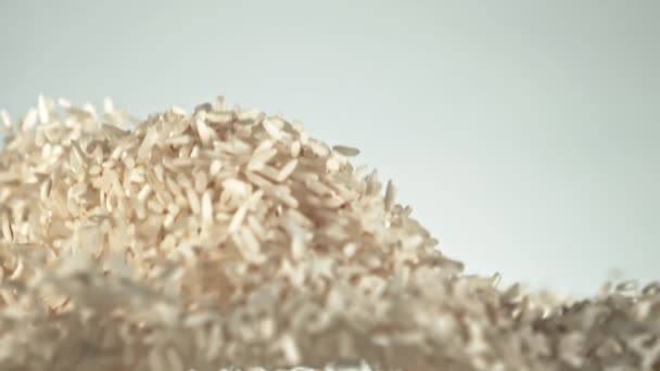 Rijst Stijgt Valt Naar Beneden Een Witte Achtergrond Gefilmd Slow — Stockvideo