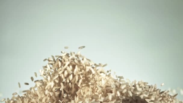 Rijst Staat Valt Een Witte Achtergrond Textuur Van Rijst Gefilmd — Stockvideo