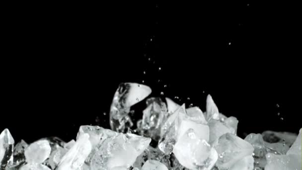 冰的碎片上升下降 在一个黑色的背景 拍成电影是慢动作1000 Fps — 图库视频影像