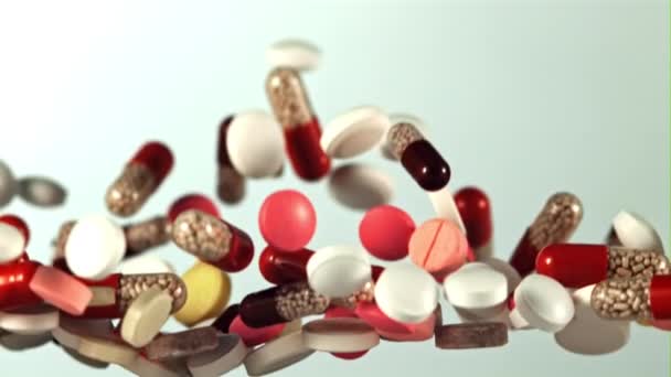 Een Verscheidenheid Van Pillen Zweven Vallen Een Witte Achtergrond Gefilmd — Stockvideo
