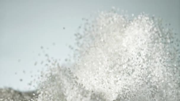 Azúcar Levanta Cae Sobre Fondo Blanco Filmado Una Cámara Alta — Vídeo de stock