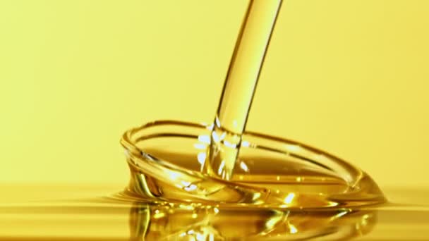 Olivenöl Ergießt Sich Mit Spritzern Die Textur Des Olivenöls Auf — Stockvideo