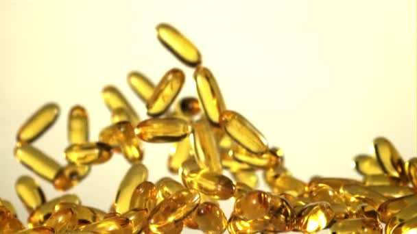Omega Vitaminecapsules Stijgen Dalen Een Grijze Achtergrond Gefilmd Slow Motion — Stockvideo