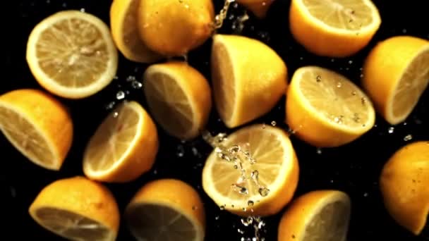 Polovina Čerstvých Citronů Kapkami Vody Vyletí Nahoru Otáčejí Letu Černém — Stock video