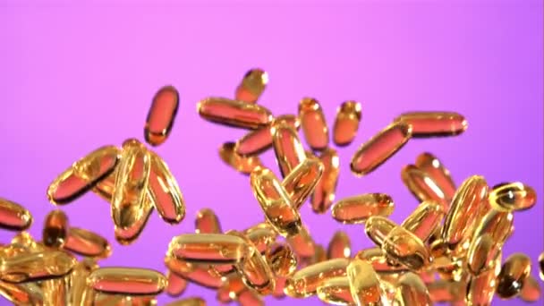 Omega Vitaminecapsules Stijgen Dalen Een Paars Scherm Gefilmd Slow Motion — Stockvideo