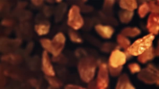 Rozijnen Staan Roteren Tijdens Vlucht Een Zwarte Achtergrond Rozijnen Textuur — Stockvideo