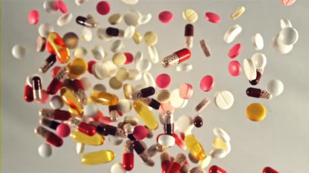 Varias Píldoras Cápsulas Médicas Despegan Giran Lentamente Vuelo Sobre Fondo — Vídeos de Stock
