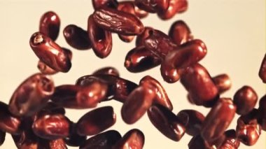 Tarihler yükselir ve düşer. Gri bir arka planda. Film yavaş çekimde 1000 fp..