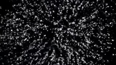 Su damlaları uçar ve düşer. Üst Manzara. Siyah bir arka planda. 1000 fps hızla yüksek hızlı bir kamerayla çekildi..