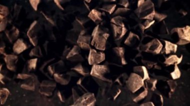Çikolata parçaları uçarken uçar ve dönüşümlü olarak uçar. Üst Manzara. Film yavaş çekimde 1000 fp..
