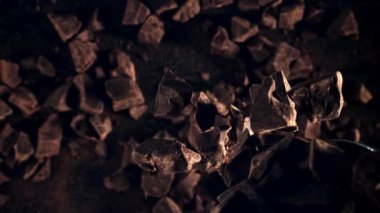 Çikolata parçaları yığının içine düşer. Üst Manzara. Film yavaş çekimde 1000 fp.. 