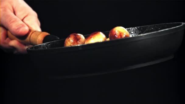 Eine Hand Wirft Bratkartoffeln Eine Pfanne Auf Schwarzem Hintergrund Gefilmt — Stockvideo