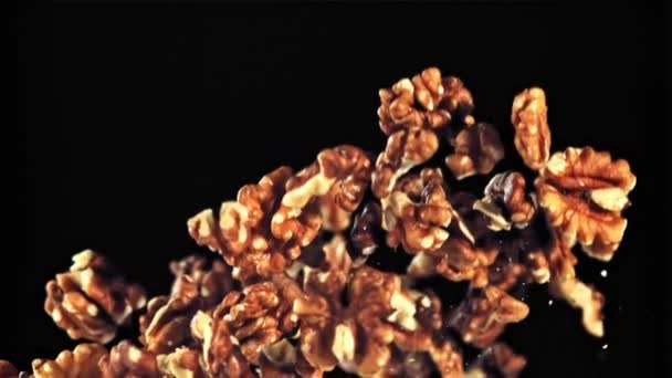 Очищенные Орехи Взлетают Вращаются Полете Черном Фоне Снимается Замедленная Съемка — стоковое видео