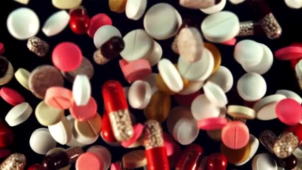 Varie Pillole Capsule Alzano Cadono Uno Sfondo Nero Vista Dall — Video Stock