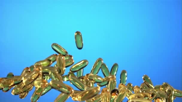 Omega Vitaminecapsules Stijgen Dalen Het Blauwe Scherm Gefilmd Slow Motion — Stockvideo