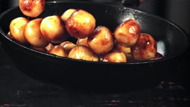 Gebratene Kartoffeln Werden Mit Einem Spritzer Eine Pfanne Geworfen Auf — Stockvideo