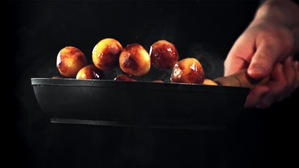 Eine Hand Wirft Bratkartoffeln Eine Pfanne Auf Schwarzem Hintergrund Gefilmt — Stockvideo