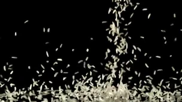 Pişmemiş Bir Pirinç Yığını Masaya Düşer Siyah Bir Arka Planda — Stok video