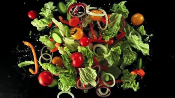 Kirschtomaten Zwiebelringe Salat Und Paprika Fliegen Auf Und Ansicht Von — Stockvideo