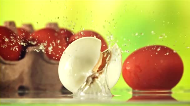 Uovo Sodo Cade Sul Tavolo Spezza Metà Sfondo Verde Girato — Video Stock
