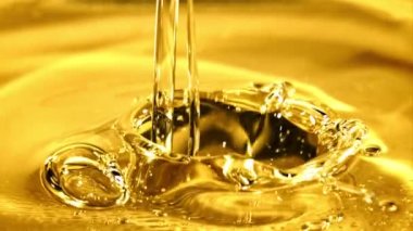 Zeytinyağı hava kabarcıkları ve sıçramalarla doluyor. Macro 'nun arka planı. Ağır çekim 1000 fp..