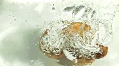 Patatesler suya su sıçratarak düşer. Makro arka plan. 1000 fps 'de yüksek hızlı bir kamerayla çekildi. Yüksek kaliteli FullHD görüntüler