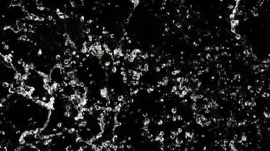 Uçan suyun hareketi. Üst Manzara. Siyah bir arka planda. Film yavaş çekimde 1000 fp..