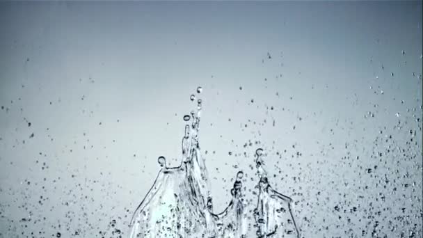 Percikan Air Membumbung Dan Jatuh Dengan Latar Belakang Biru Difilmkan — Stok Video