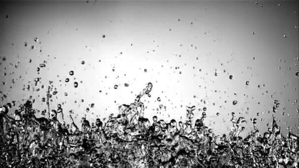 Чіпси Води Літають Вгору Вниз Синьому Тлі Знято Високошвидкісній Камері — стокове відео