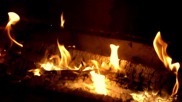 Bois Chauffage Brûle Dans Cheminée Avec Des Flammes Vives Sur — Video