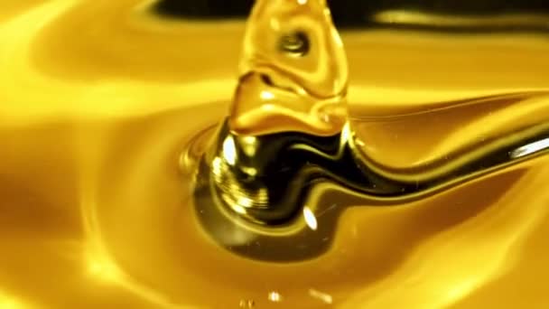 Оливковое Масло Наполняется Пузырьками Воздуха Макро Фон Снято Высокоскоростную Камеру — стоковое видео