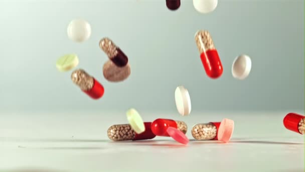 Verschillende Soorten Pillen Vallen Tafel Een Witte Achtergrond Gefilmd Een — Stockvideo