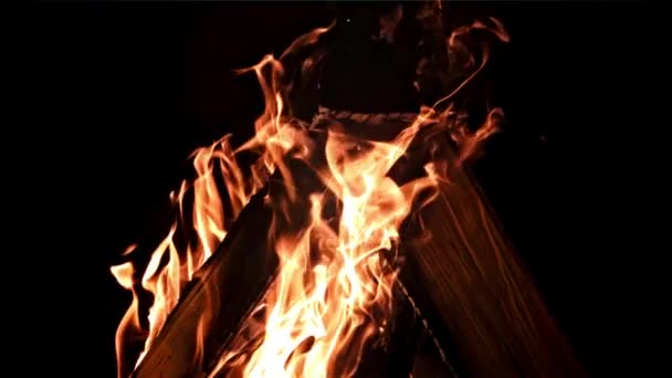 薪は明るい炎で燃えます 黒を背景に 撮影はスローモーション1000 Fps — ストック動画