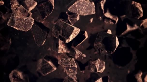 Κομμάτια Σοκολάτας Περιστρέφονται Κατά Την Πτήση Στο Πάνω Μέρος Ταινία — Αρχείο Βίντεο