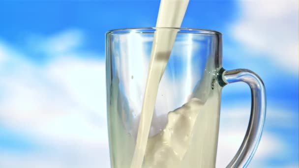 Ein Strom Von Milch Ergießt Sich Den Becher Gegen Den — Stockvideo